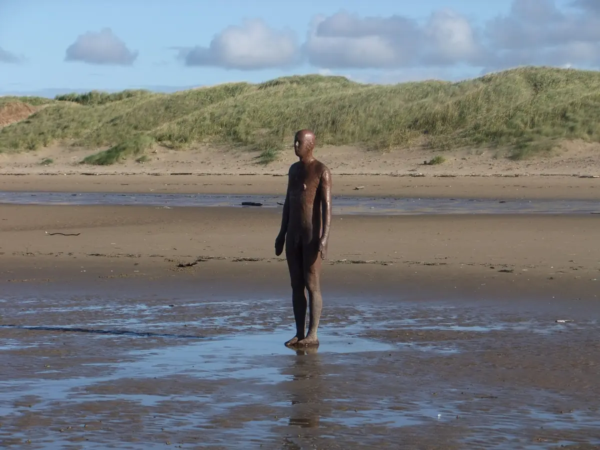 Eine der Eisenfiguren von Antony Gormleys Another Place am Crosby Beach