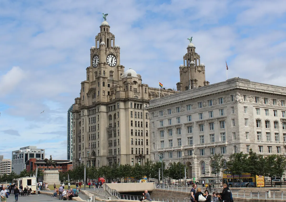 Royal Liver Building und Cunard Building am Pier Head in Liverpool